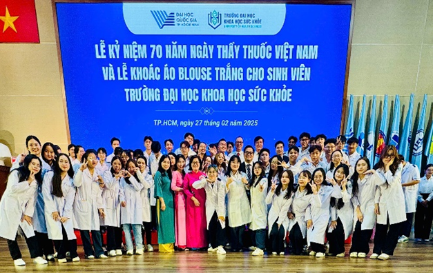 Lễ khoác áo bluose trăng cho Sinh viên
